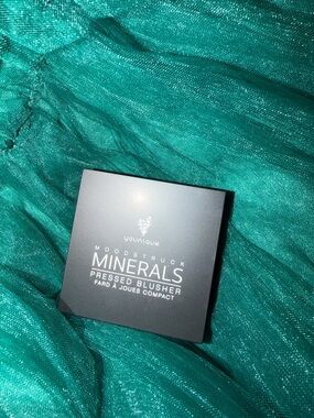 Younique blusher in Stunning